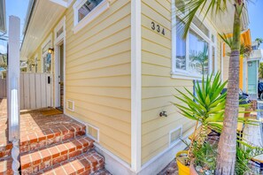 Unclassified image, 4 of 35, button