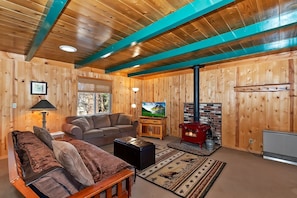 Televisión y chimenea