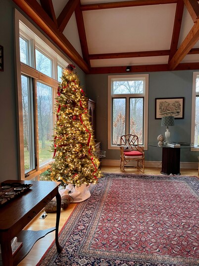 Spacious Modern farmhouse near CHO airport, weddings, wineries, national park!