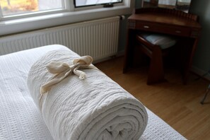 5 bedrooms, desk, free WiFi, bed sheets