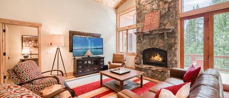 Fernseher, Kamin, Tischtennisplatte, Stereoanlage