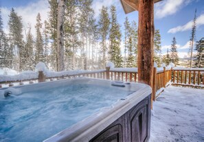 Outdoor spa tub - Cowboy-Chic, Ski-In/Ski-Out Home with Mountain Views! (Big Sky)