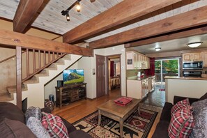 Televisión de pantalla plana, chimenea, reproductor de DVD y futbolito 