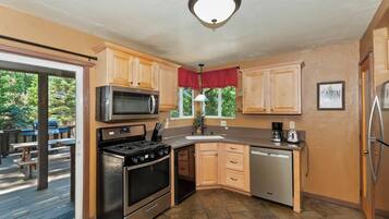 Fridge, microwave, stovetop, dishwasher