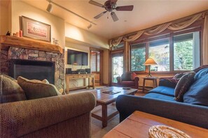 콘도, 침대(여러 개) (2108 Timberline Lodge, Trappeur's Cro) | 거실 공간 | TV, 벽난로, DVD 플레이어