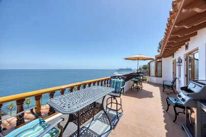 Bright & Airy Villa, Panoramic Views from all Rooms, 6-Seat Golf Cart, WIFI