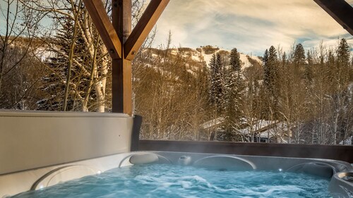Spacious Home, Close to Skiing + Hot Tub + Elevator - Brown Bear Chalet