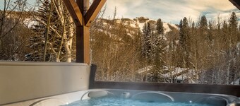 Spacious Home, Close to Skiing + Hot Tub + Elevator - Brown Bear Chalet