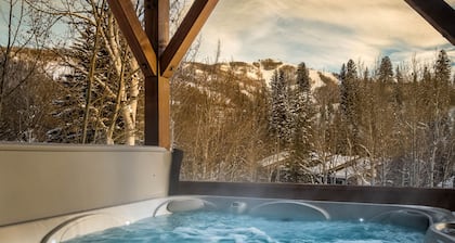 Spacious Home, Close to Skiing + Hot Tub + Elevator - Brown Bear Chalet