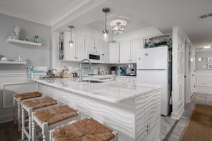 Microwave, dishwasher - Beautiful one bedroom oceanfront condo with stunning ocean views and a pool! (Ocean City)