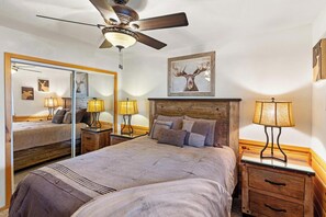 4 bedrooms, WiFi - Eagle Mountain Lodge: 5 Star Luxury Log Cabin! Central AC! Great Location! Pool Table! Propane BBQ! Back Deck! (Big Bear Lake)