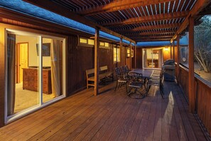 Outdoor dining - Eagle Mountain Lodge: 5 Star Luxury Log Cabin! Central AC! Great Location! Pool Table! Propane BBQ! Back Deck! (Big Bear Lake)