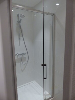 Badewanne, Haartrockner, Handtücher, Toilettenpapier