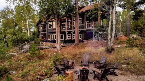 Six bedroom, Five 1/2 bath private home on LAKE VERMILION with resort amenities 