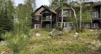 Six bedroom, Five 1/2 bath private home on LAKE VERMILION with resort amenities