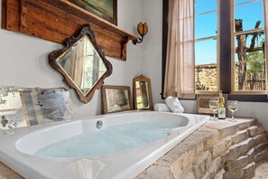 Regadera, tina de hidromasaje, secadora de cabello, toallas 