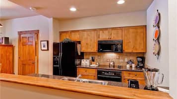 Condo, 1 cama King size y sofá cama (2110 Timberline Lodge, Trappeur's Cro) | Cocina privada | Refrigerador, microondas, horno y parrilla de estufa