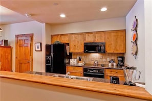Condo, 1 cama King size y sofá cama (2110 Timberline Lodge, Trappeur's Cro) | Cocina privada | Refrigerador, microondas, horno y parrilla de estufa