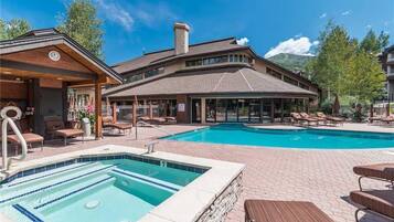 Condo, 1 King Bed with Sofa bed (2110 Timberline Lodge, Trappeur's Cro) | Iron/ironing board, free WiFi, bed sheets