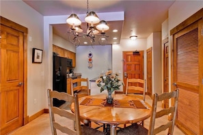 Condo, 1 cama King size y sofá cama (2110 Timberline Lodge, Trappeur's Cro) | Servicio a la habitación
