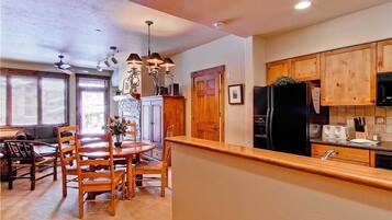 Condo, 1 King Bed with Sofa bed (2110 Timberline Lodge, Trappeur's Cro) | Private kitchen