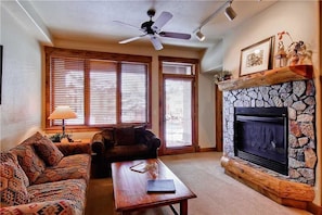 Condo, 1 cama King size y sofá cama (2110 Timberline Lodge, Trappeur's Cro) | Área de sala de estar | Televisión, chimenea y reproductor de DVD