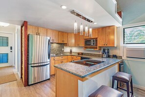 Réfrigérateur, four à micro-ondes, un four, surface de cuisson