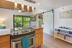 Private kitchen - Beautiful Seaglass Relaxed Coastal Charm - Free wifi and parking close to 🏖 (Lahaina)
