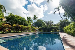 Outdoor pool - Beautiful Seaglass Relaxed Coastal Charm - Free wifi and parking close to 🏖 (Lahaina)
