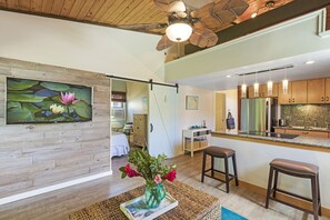 Private kitchen - Beautiful Seaglass Relaxed Coastal Charm - Free wifi and parking close to 🏖 (Lahaina)