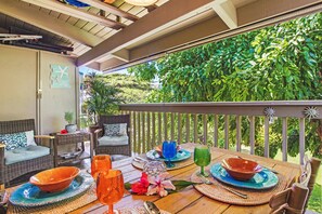 Outdoor dining - Beautiful Seaglass Relaxed Coastal Charm - Free wifi and parking close to 🏖 (Lahaina)