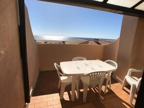 Outdoor dining - Beachfront 1-Bedroom House for 4 with Terrace, Parking, and Modern Amenities in Port Leucate (Port Leucate)