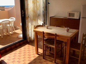 Dining - Beachfront 1-Bedroom House for 4 with Terrace, Parking, and Modern Amenities in Port Leucate (Port Leucate)