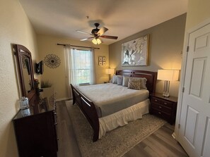 3 bedrooms, iron/ironing board, travel cot, free WiFi - WOW! All NEW! Fully Renovated Kitchen and Bathrooms, Luxuriously Finished 405 (Kissimmee)