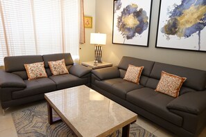 Smart TV, video games, DVD player, table football - WOW! All NEW! Fully Renovated Kitchen and Bathrooms, Luxuriously Finished 405 (Kissimmee)