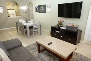 Smart TV, video games, DVD player, table football - WOW! All NEW! Fully Renovated Kitchen and Bathrooms, Luxuriously Finished 405 (Kissimmee)