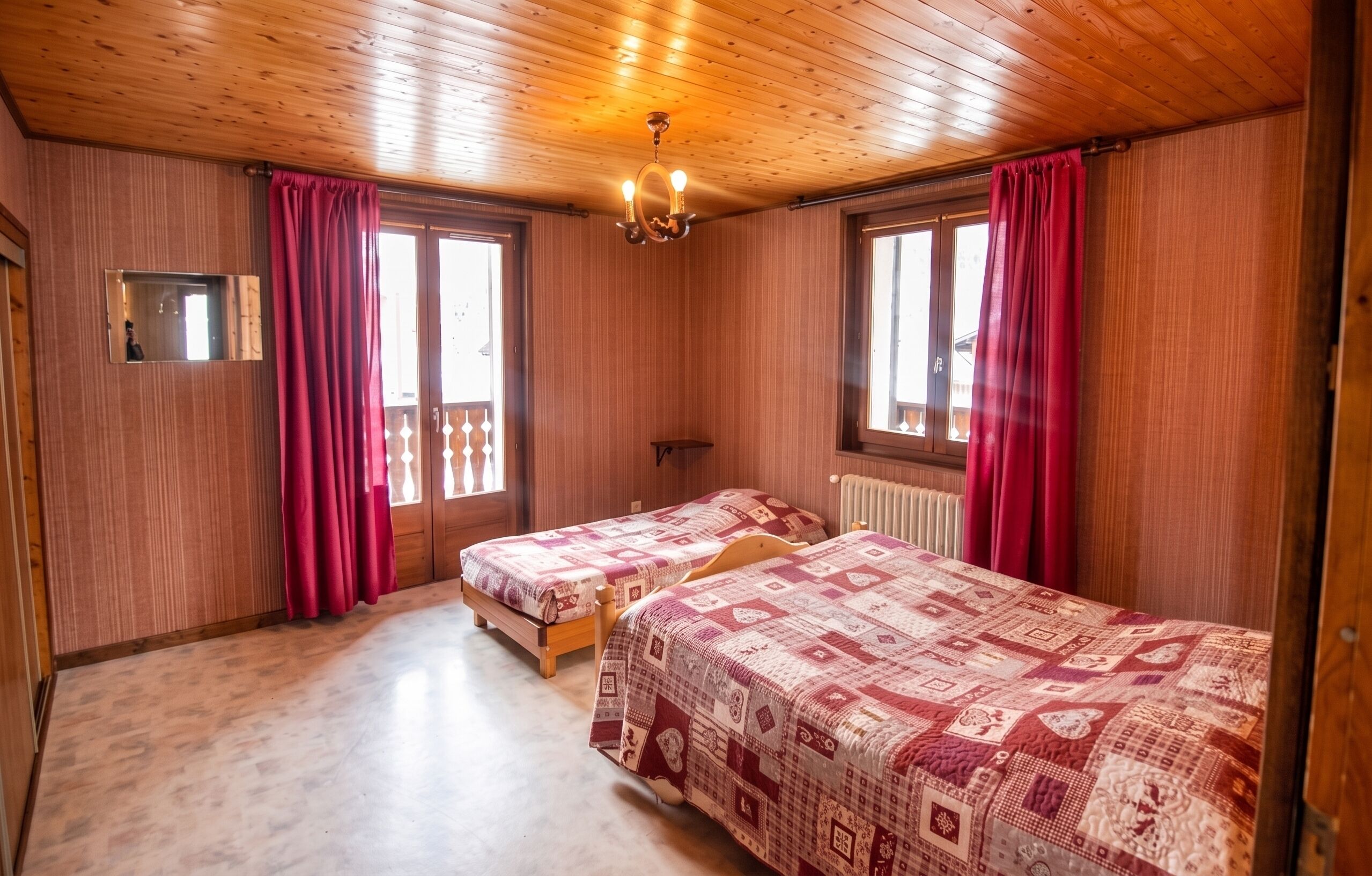 3 habitaciones, tabla de planchar con plancha y cuna de viaje 
