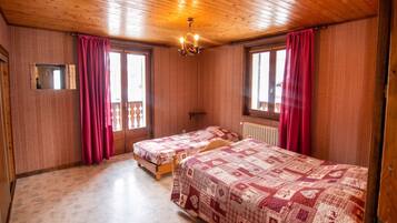 3 habitaciones, tabla de planchar con plancha y cuna de viaje