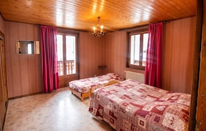 3 bedrooms, iron/ironing board, travel crib