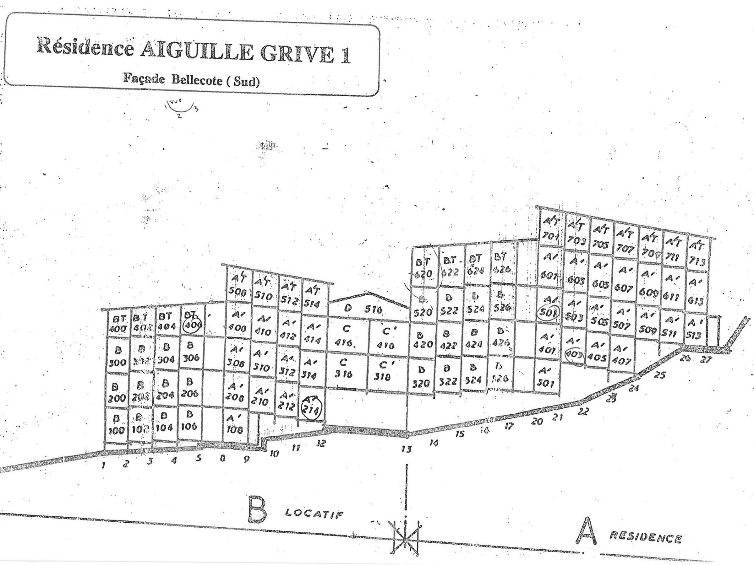 Plan d’étage de la résidence AIGUILLE GRIVE 1, présentant plusieurs bâtiments avec des chambres et des balcons numérotés.