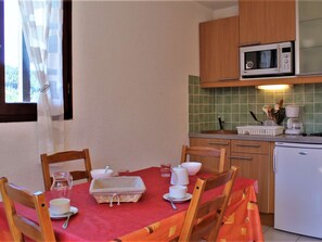 Frigorífico, microondas, placa de cocina y cafetera o tetera