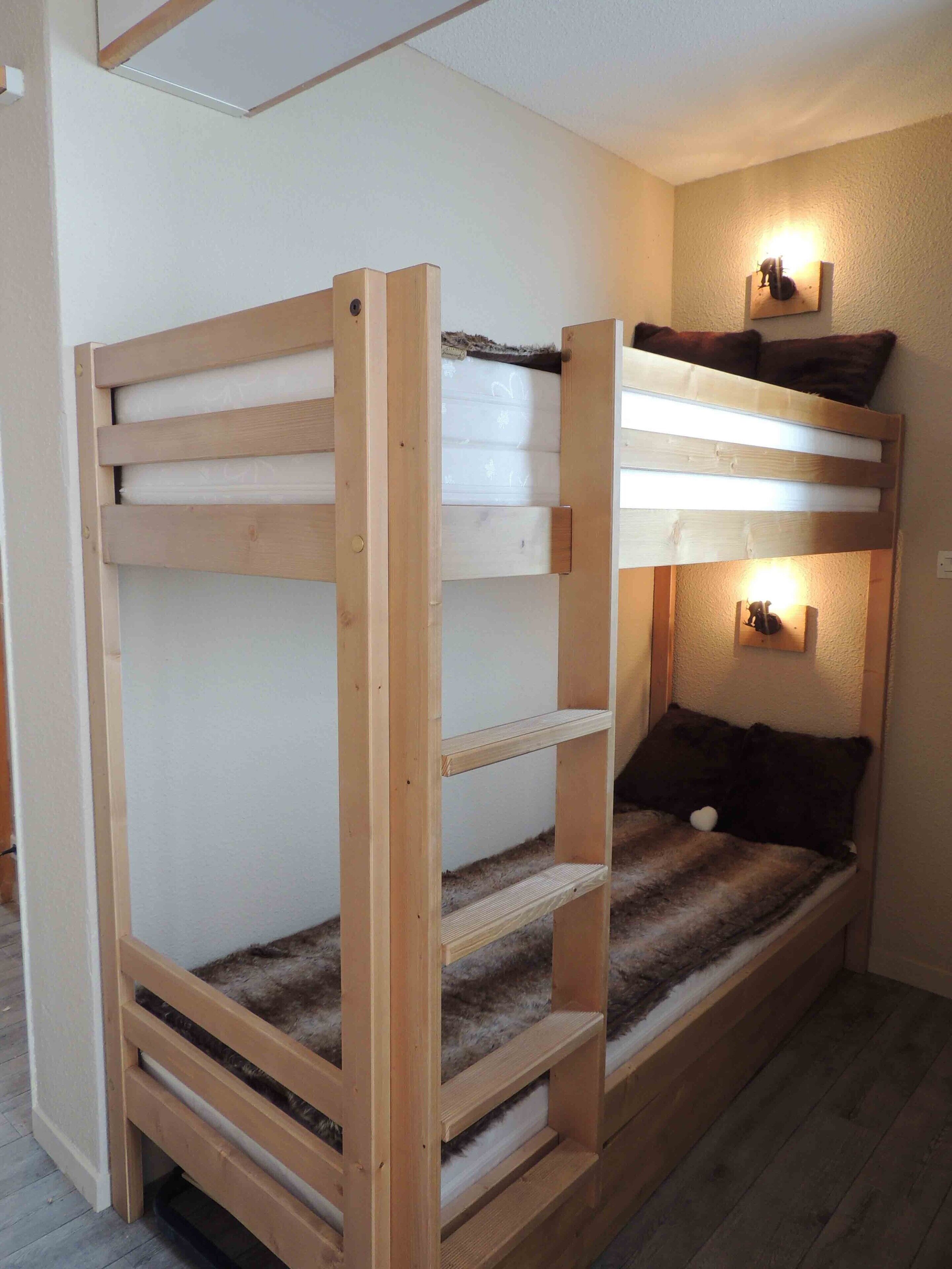 1 quarto, ferros/tábuas de passar roupa