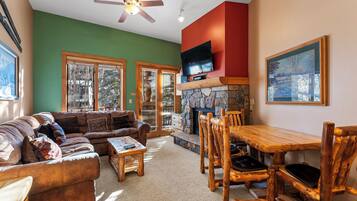 Flatskjerm-TV, peis, DVD-spiller og filmbibliotek