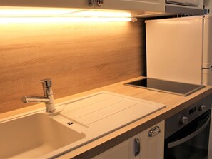 Micro-ondes, four, plaque de cuisson, lave-vaisselle