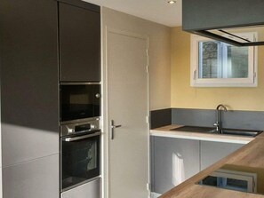 Een koelkast, een microgolfoven, een vaatwasser