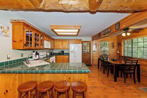 Kylskåp, mikrovågsugn, ugn och spishäll