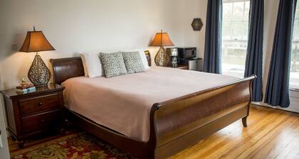 August Ringling Room - Stay in a piece of Sarasota history - Downtown & Beaches