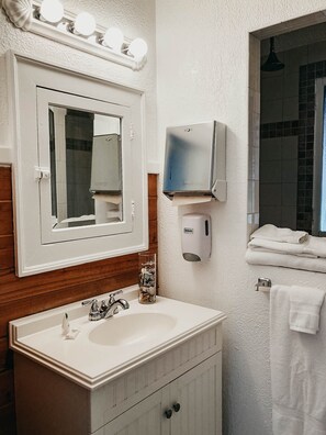 Een douche, een haardroger, handdoeken, zeep