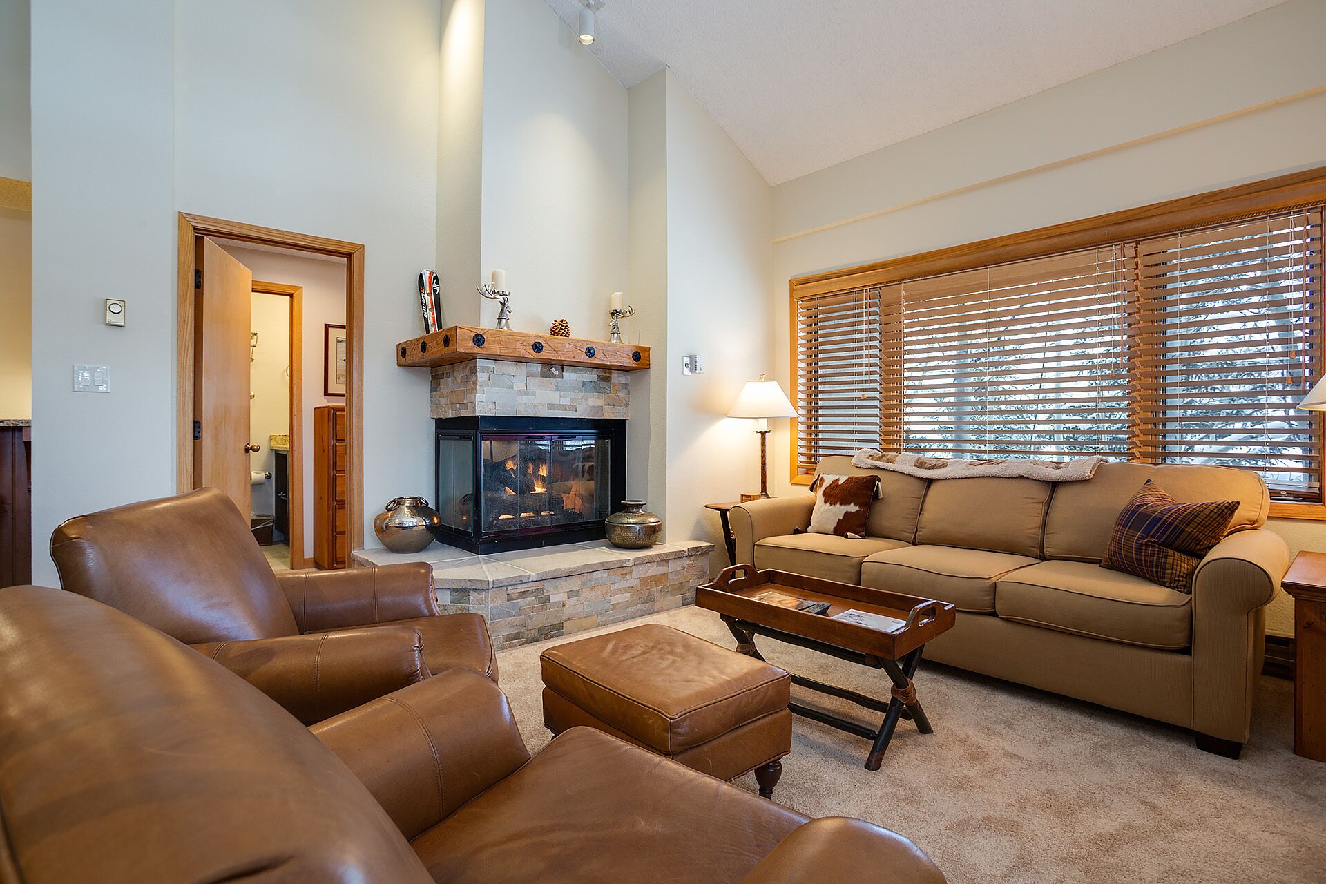 Una televisión, una chimenea