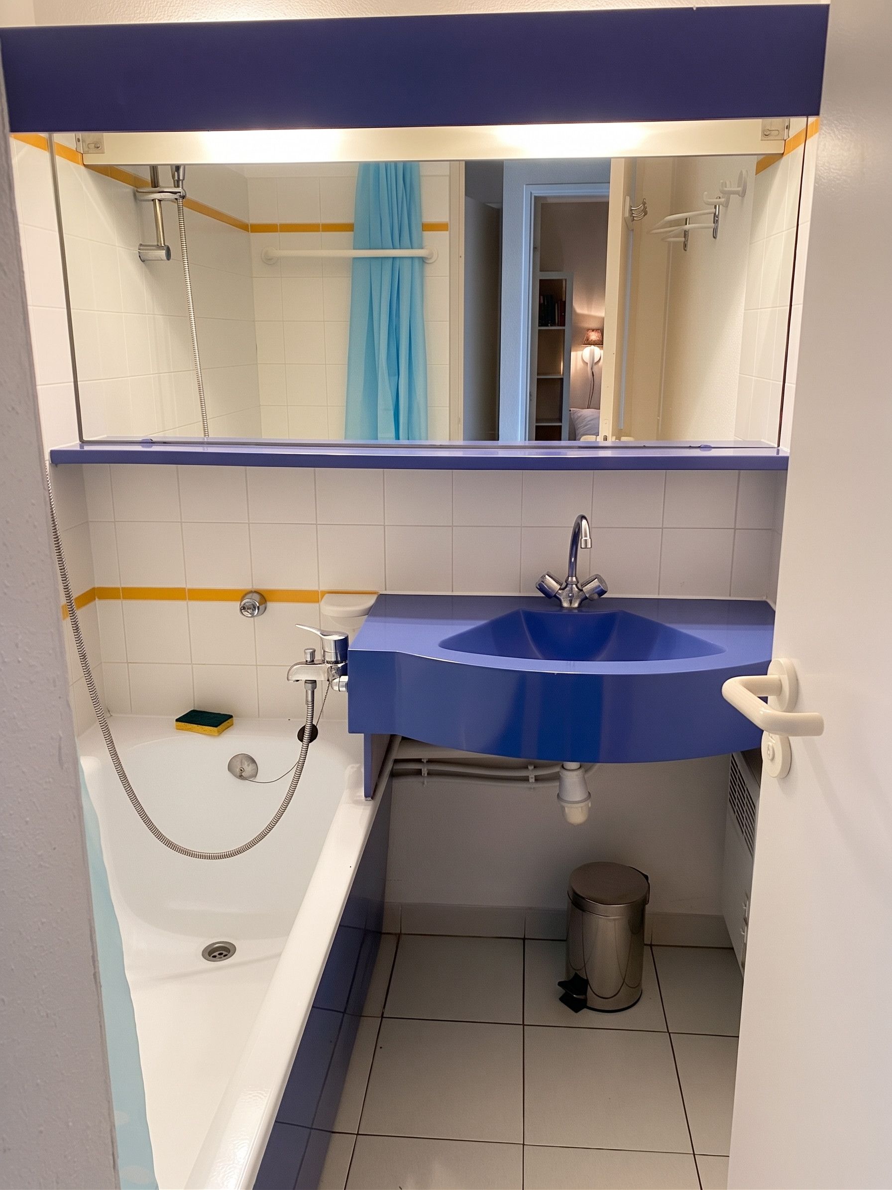 Un bagno con una vasca, un lavandino e una doccia.